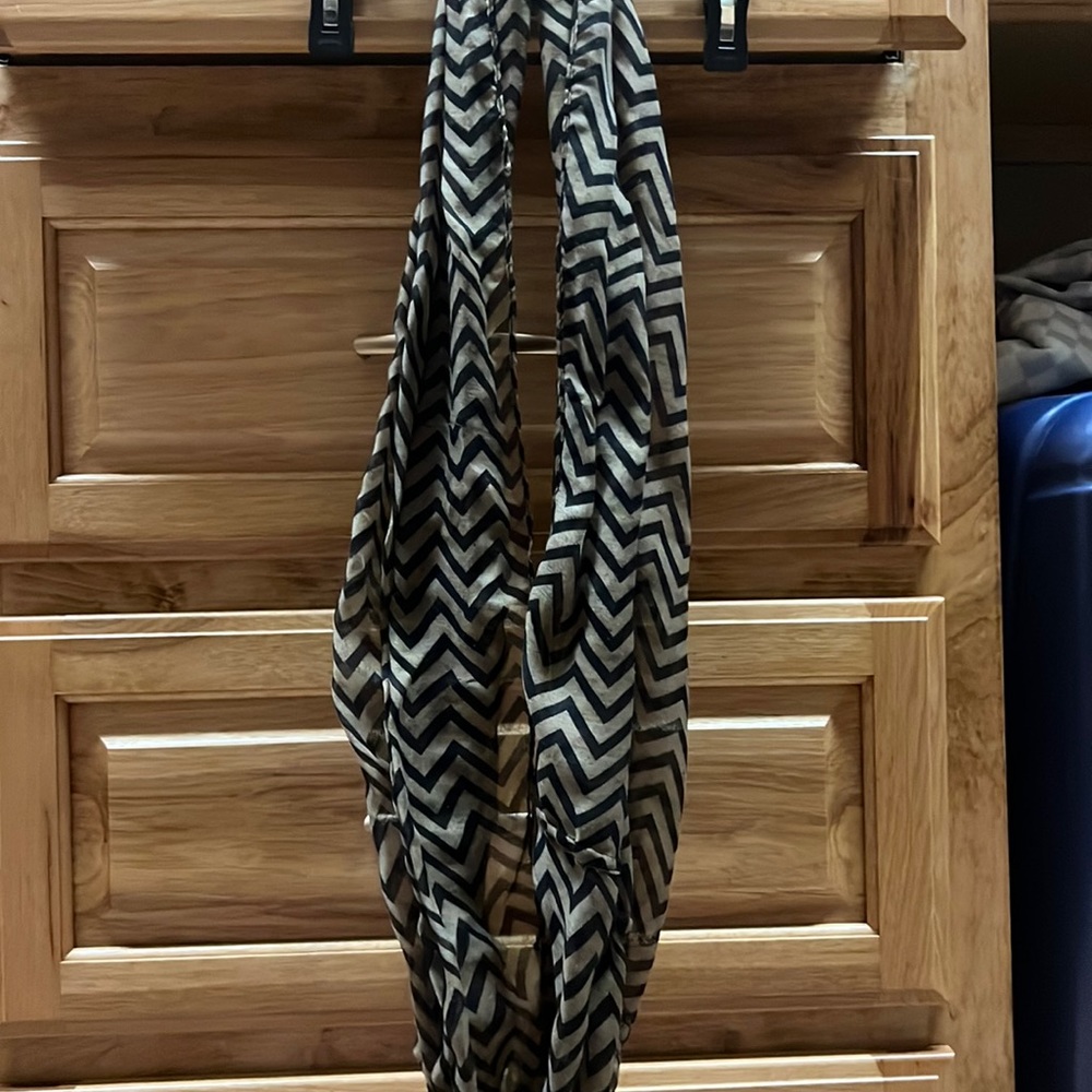 not sure what brand, zig zag scarf